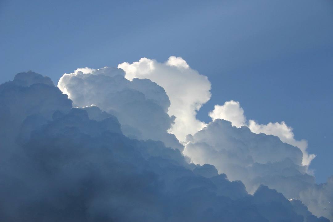 Wolken am blauen Himmel